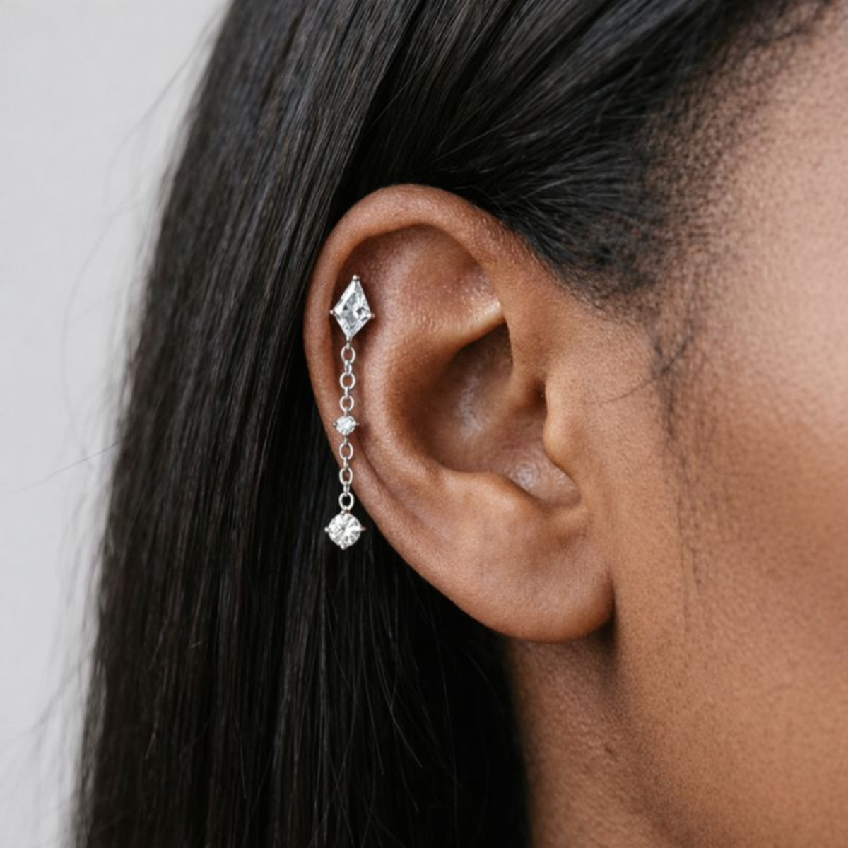 Embout piercing Talia en titane avec zircon, porté à l’hélix