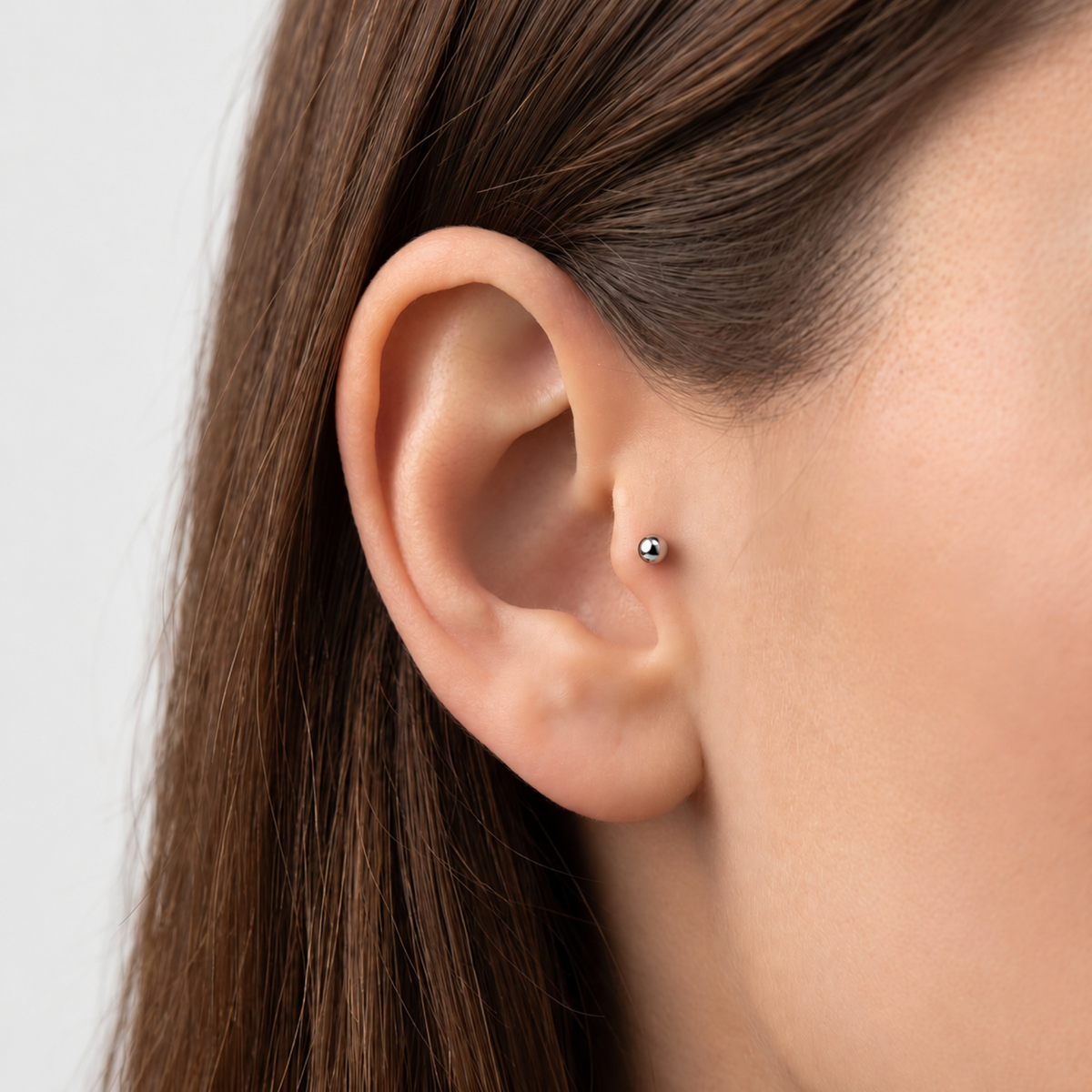 Embout piercing en titane avec bille, porté au tragus
