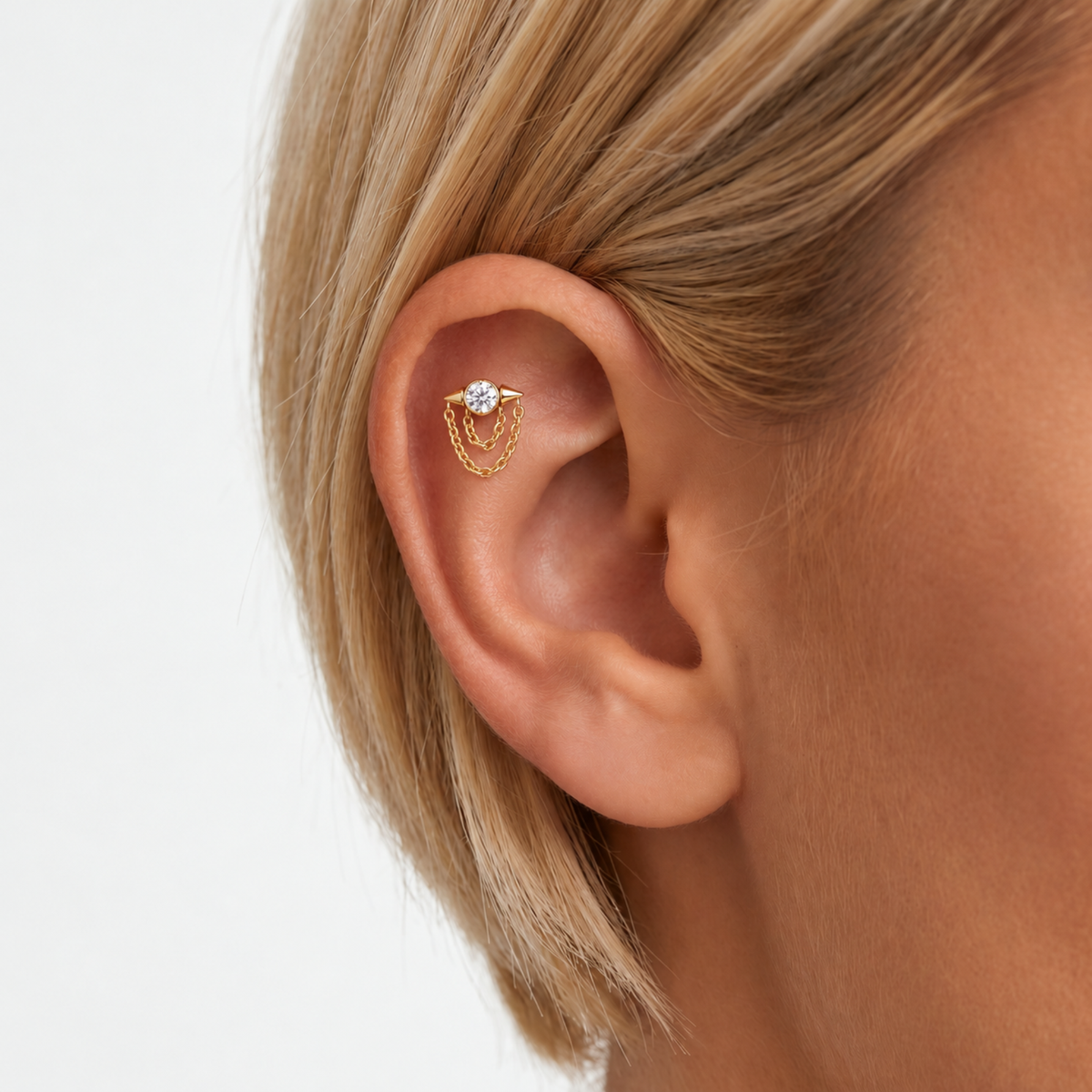 Embout piercing Uma en titane gold avec zircon, porté à l’hélix