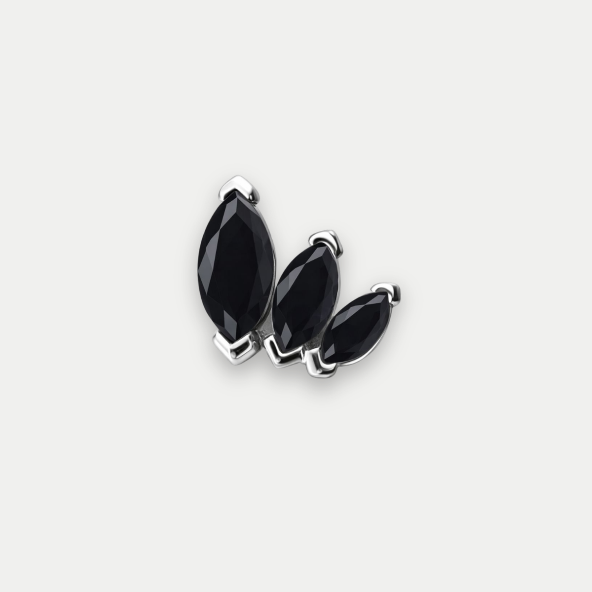 Embout piercing Yara en titane avec zircon noir, vu de face