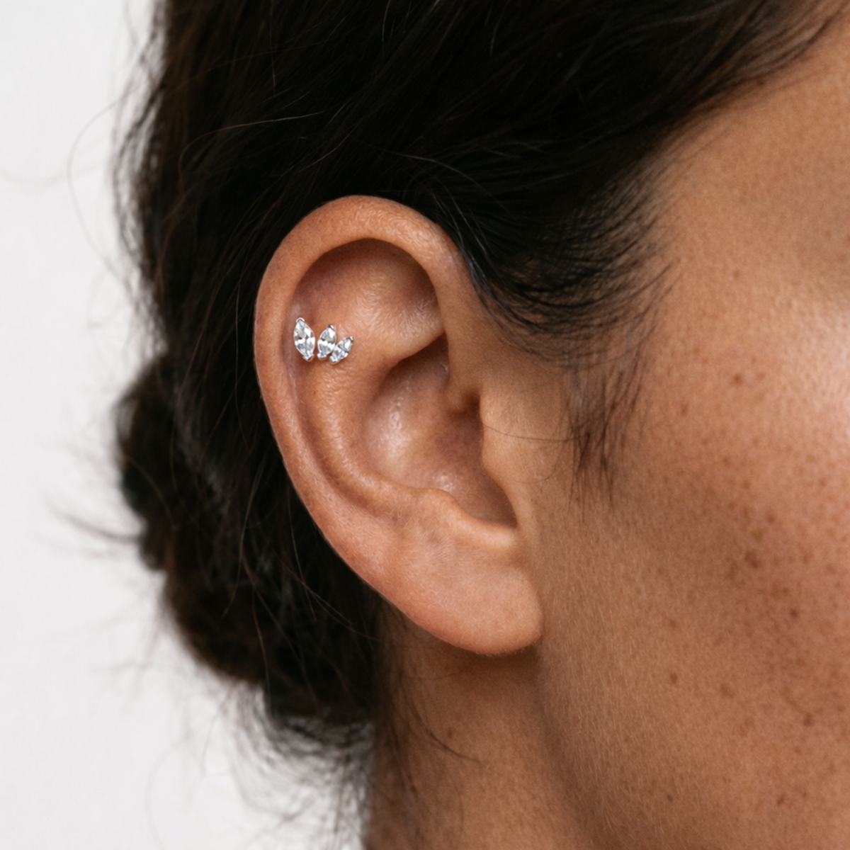 Embout piercing Yara en titane avec zircon, porté à l’hélix
