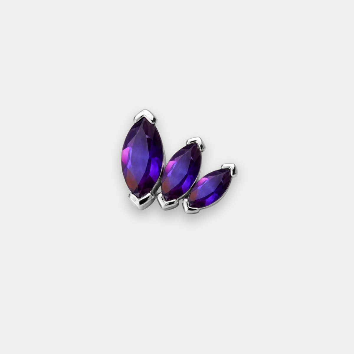 Embout piercing Yara en titane avec zircon violet, vu de face