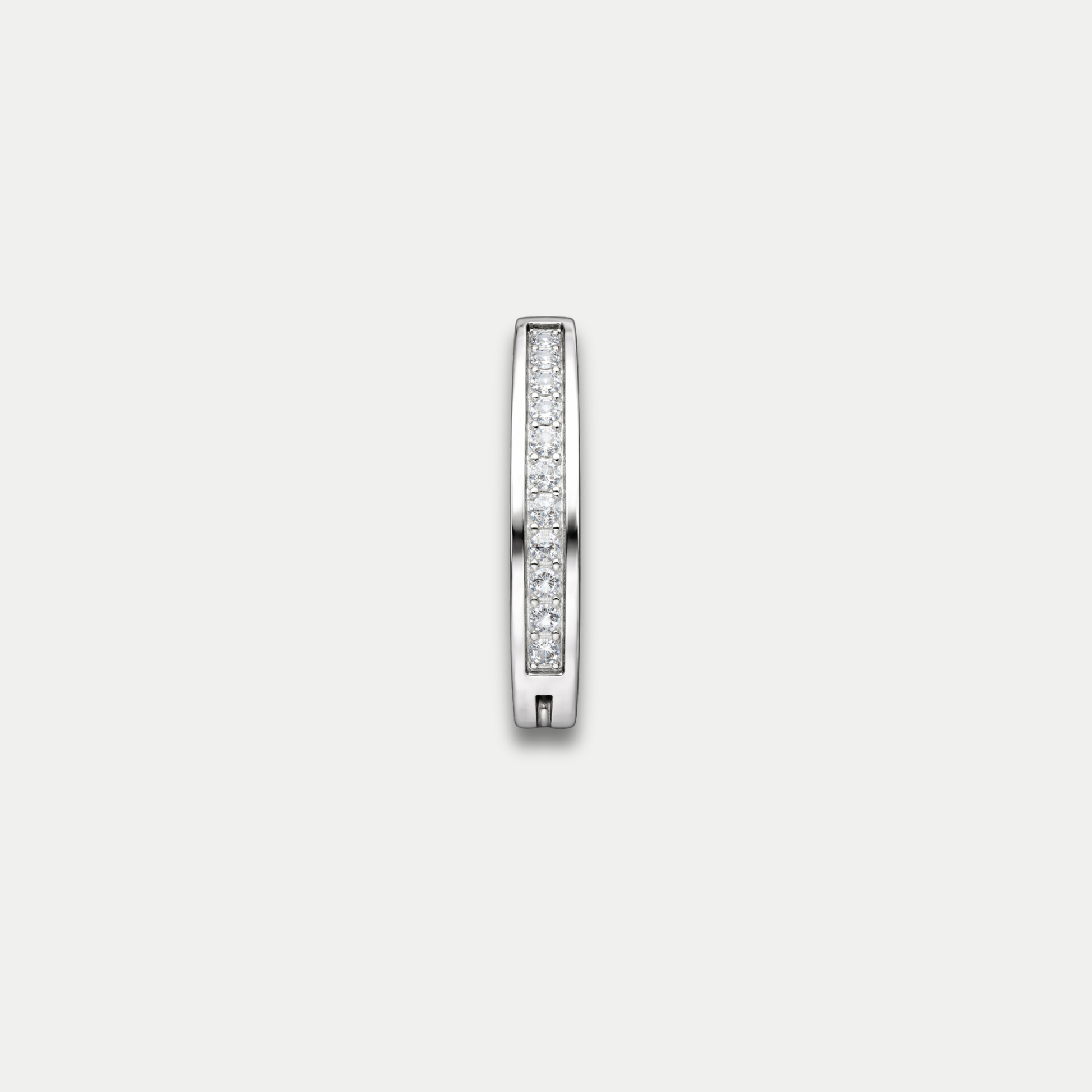 Piercing nombril Lelia en titane avec zircons vue de face Joli Désordre bijou fin et lumineux
