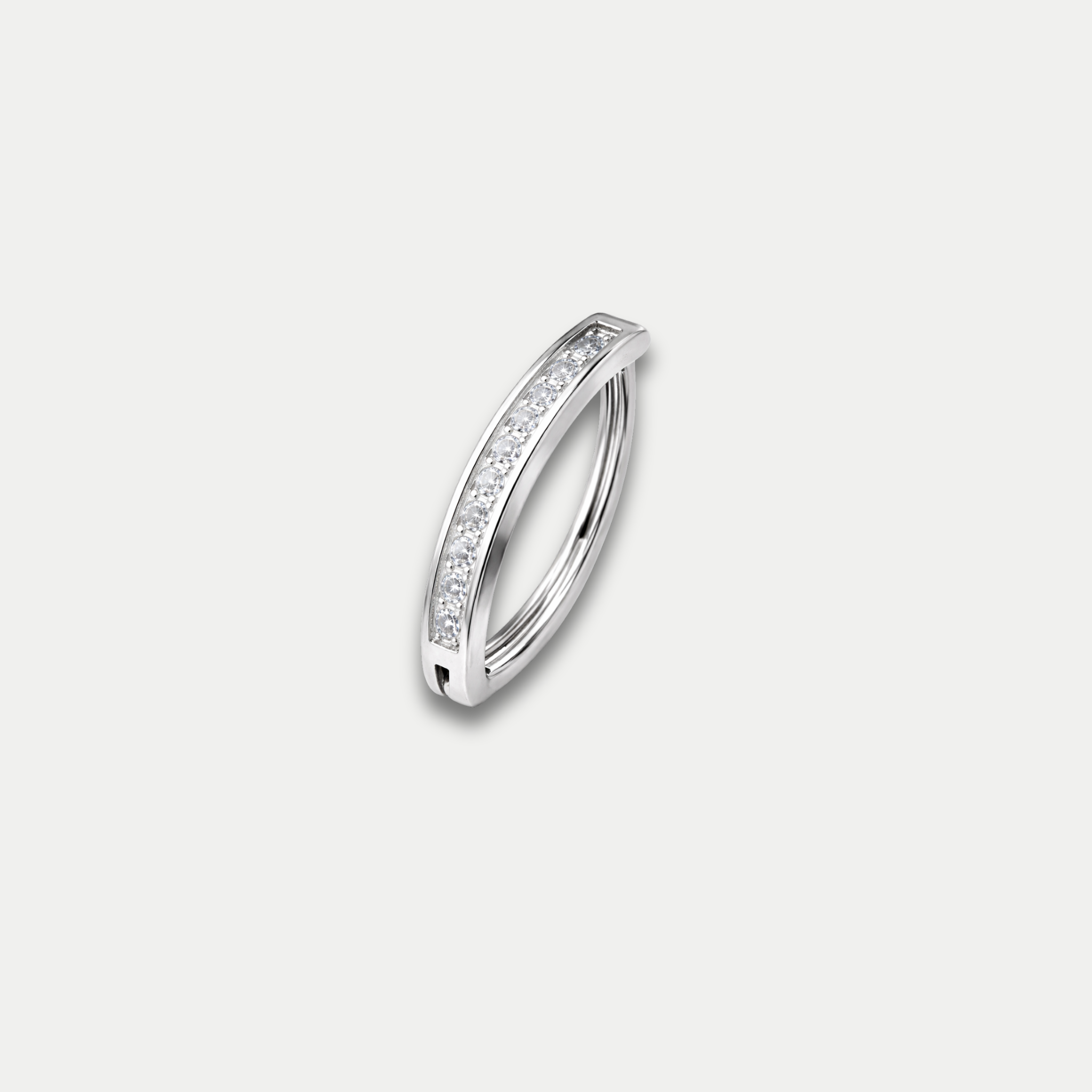 Piercing nombril Lelia en titane avec zircons vue de côté Joli Désordre design ovale élégant